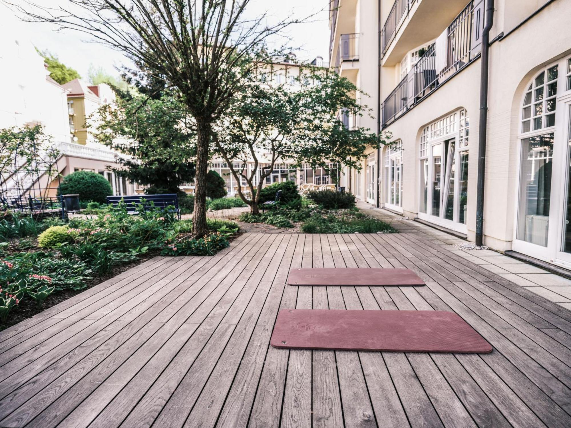 Falkensteiner Spa Resort Marianske Lazne Exterior photo The garden of the school