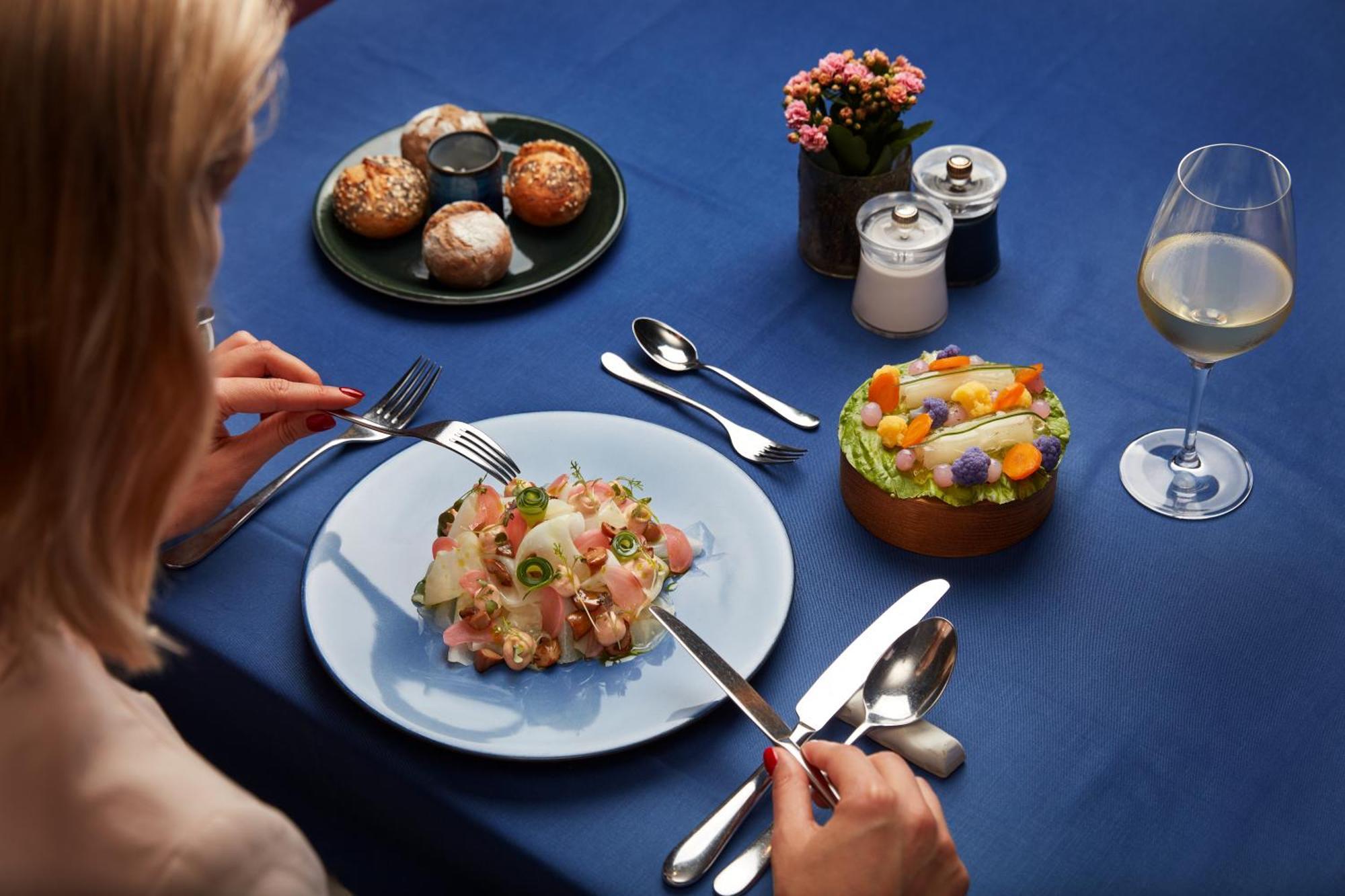 Falkensteiner Spa Resort Marianske Lazne Exterior photo A woman eating with a knife and fork